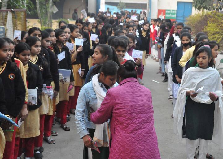 बोर्ड परीक्षाओं में नकल करने पर सजा का भी प्रावधान है, इसके बावजूद खुलेआम लोग नकल करवाते हैं और छात्र नकल से पास होते हैं.