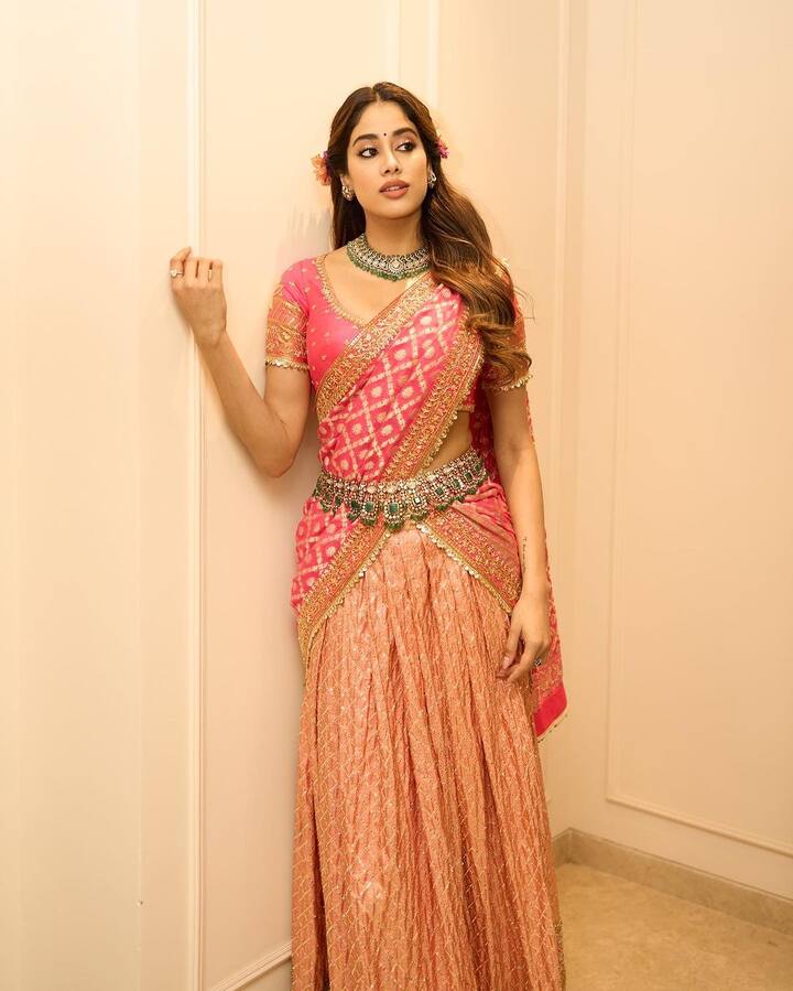 కేవలం ఈమె నటనకు, అందానికే కాకుండా ఈమె ఫ్యాషన్కు కూడా అభిమానులున్నారు. ట్రెడీషనల్ అయినా, ట్రెండీ అయినా, సూపర్ ట్రెండీ దుస్తుల్లో కూడా జాన్వీ అందరినీ ఆకట్టుకుంటుంది.(Images Source : Instagram/janhvikapoor)