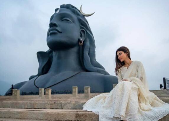 मौनी रॉय को भी कई बार शिव की भक्ति में लीन देखा जा चुका है. इस बात का अंदाजा उनके इंस्टाग्राम पोस्ट से लगाया जा सकता है. वे अपने अधिकतर पोस्ट पर ‘ॐ नमः शिवाय’ और महादेव लिखती हैं.