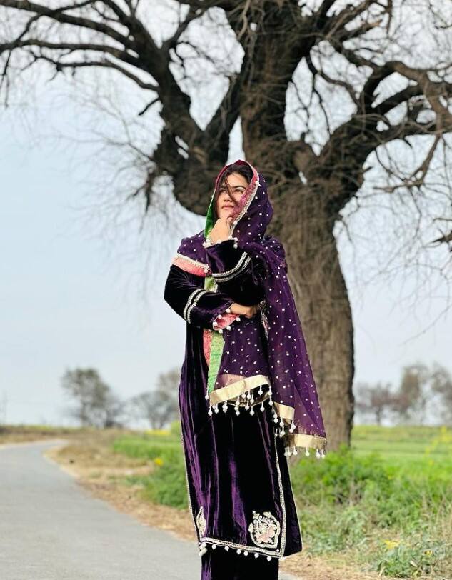 ਇਸ ਵਿਚਾਲੇ ਇੱਕ ਵਾਰ ਫਿਰ ਤੋਂ ਕੌਰ ਬੀ ਨੇ ਪ੍ਰਸ਼ੰਸਕਾਂ ਨੂੰ ਆਪਣਾ ਦੀਵਾਨਾ ਬਣਾ ਲਿਆ ਹੈ। ਦਰਅਸਲ, ਗਾਇਕਾ ਨੇ ਆਪਣੀਆ ਕਈ ਤਸਵੀਰਾਂ ਸੋਸ਼ਲ ਮੀਡੀਆ ਹੈਂਡਲ ਉੱਪਰ ਸ਼ੇਅਰ ਕੀਤੀਆਂ ਹਨ।