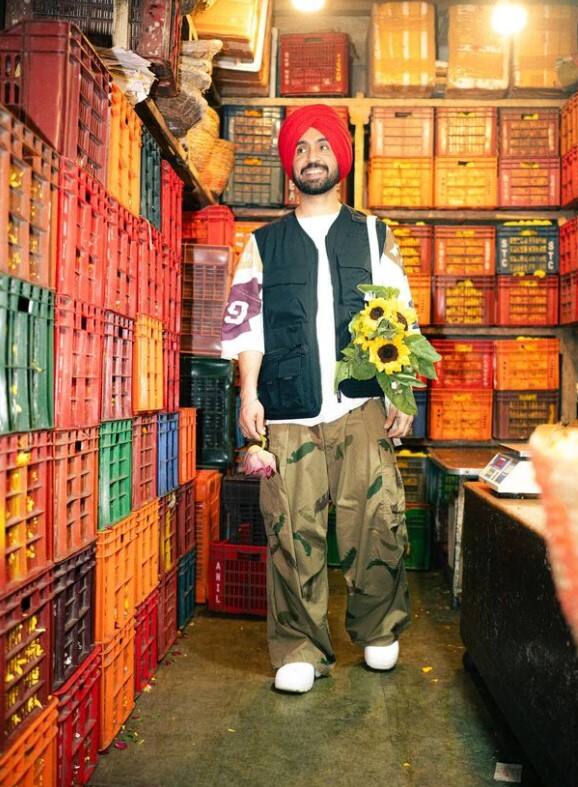 ਦੱਸ ਦੇਈਏ ਕਿ ਦਿਲਜੀਤ ਨੂੰ ਮੁੰਬਈ ਦੀਆਂ ਸੜਕਾਂ ਤੇ ਕਦੇ ਸਬਜ਼ੀ ਖਰੀਦਦੇ ਅਤੇ ਕਦੇ ਫੁੱਲ ਵੇਚਦੇ ਹੋਏ ਵੇਖਿਆ ਜਾ ਰਿਹਾ ਹੈ। ਕਲਾਕਾਰ ਦਾ ਇਹ ਅੰਦਾਜ਼ ਪ੍ਰਸ਼ੰਸਕਾਂ ਨੂੰ ਬੇਹੱਦ ਪਸੰਦ ਆ ਰਿਹਾ ਹੈ।