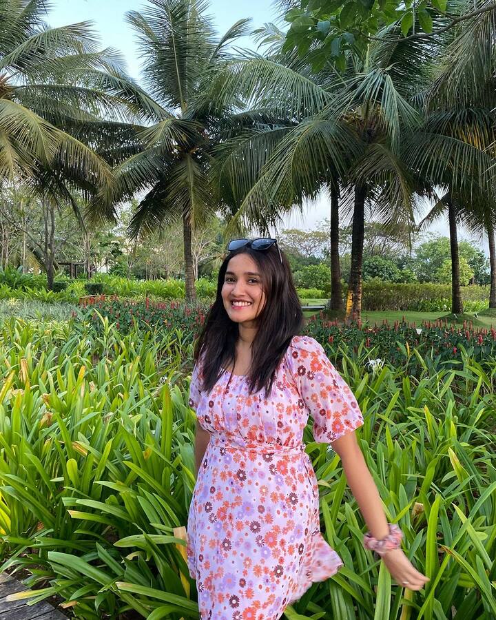 இதனை தவிர்த்து நானும் ரவுடிதான், மாமனிதன் ஆகிய தமிழ் படங்களில் நடித்துள்ளார்.