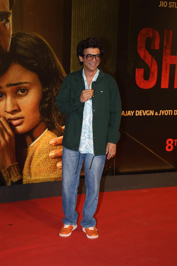 Sunil Grover is all smiles for paparazzi.