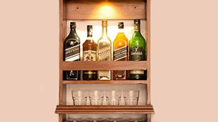 कुछ लोग बार में या ठेके में जाकर शराब पीते हैं तो वहीं कुछ लोग अपने घर में ही शराब लेकर रख लेते हैं. लेकिन क्या आपको पता है. घर में शराब रखने को लेकर सरकार के कुछ नियम हैं.