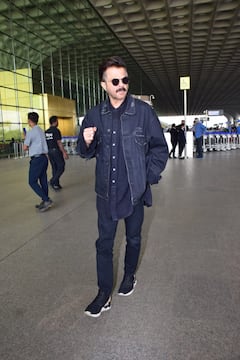 डेनिम जींस-जैकेट में अनिल कपूर ने एयरपोर्ट पर ली धांसू एंट्री, सुनिधि ने मैचिंग क्रॉप टॉप-ट्राउजर में दिखाया स्वैग