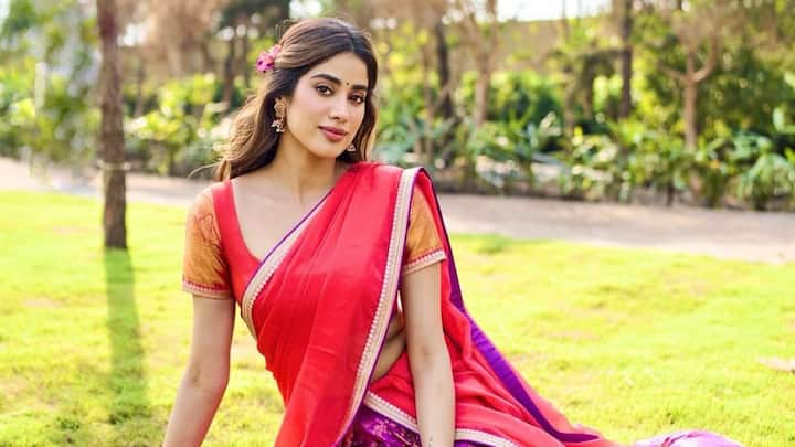 Janhvi Kapoor photos : బర్త్​డే సందర్భంగా జాన్వీ కపూర్ ట్రెడీషనల్​గా ముస్తాబైంది. హాఫ్ శారీ కట్టుకుని.. ఫోటోలకు ఫోజులిచ్చింది. తిరుపతి వెళ్లి దైవభక్తిని చాటుకుంది ఈ భామ.