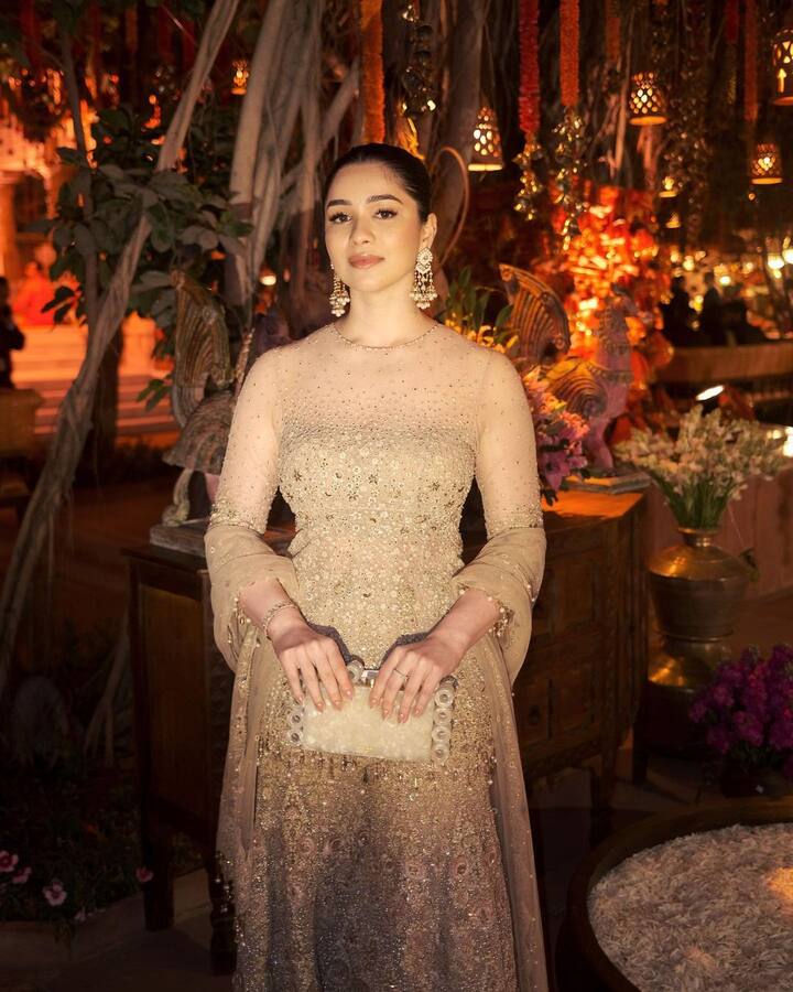 Sara Tendulkar traditional looks: પ્રખ્યાત ક્રિકેટર સચિન તેંડુલકરની પુત્રી સારાએ તાજેતરમાં ઇન્સ્ટાગ્રામ પર તેની નવીનતમ તસવીરો શેર કરી છે.