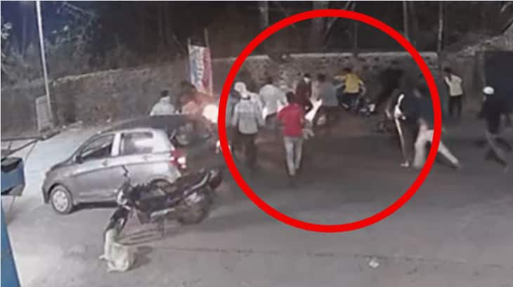 Pune crime news Pune youth attacked by sword koyta In Gorhe Budruk pune  koyta gang Pune crime Pune Crime news : शांतता असलेल्या रस्त्यावर 10-12 जणं आले; तरुणांवर कोयत्याने सपासप वार केले, अन्...; पुण्यात नेमकं काय घडलं?