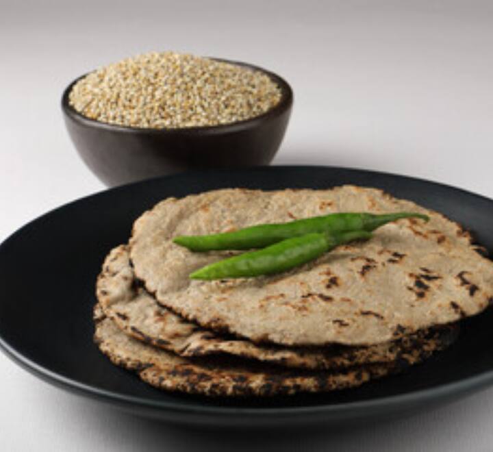 बाजरे की रोटी -नियमित गेहूं की रोटियों की जगह स्वादिष्ट और स्वास्थ्यवर्धक बाजरे की रोटियां खाएं, जिन्हें घर पर आसानी से बनाया जा सकता है. यह काफी पौष्टिक और ग्लूटेन-फ्री होता है, बाजरे के आटे को पानी के साथ मिलाकर गूंथ लें, फिर इसे पतले घेरे में बेल लें और गर्म तवे पर सेक लें. पसंदीदा करी या सब्जियों के साथ खाएं.