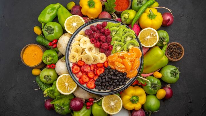पपीता: पपीता पाचन के लिए अच्छा होता है और यह विटामिन सी, विटामिन A, और फाइबर से भरपूर होता है.