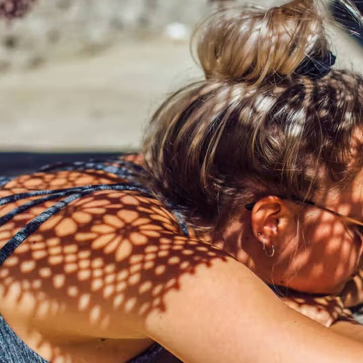 ਸਨਸਕ੍ਰੀਨ ਸਾਡੀ ਚਮੜੀ 'ਤੇ ਇੱਕ ਪਰਤ ਵਾਂਗ ਕੰਮ ਕਰਦੀ ਹੈ ਜੋ ਸੂਰਜ ਦੀਆਂ ਅਲਟਰਾਵਾਇਲਟ ਕਿਰਨਾਂ ਦੇ ਕਾਰਨ ਸਾਡੀ ਚਮੜੀ ਨੂੰ ਸਿੱਧੇ ਨੁਕਸਾਨ ਤੋਂ ਬਚਾਉਂਦੀ ਹੈ। ਸੂਰਜ ਦੀਆਂ ਹਾਨੀਕਾਰਕ ਕਿਰਨਾਂ ਤੋਂ ਚਮੜੀ ਨੂੰ ਬਚਾਉਣ ਲਈ ਸਨਸਕ੍ਰੀਨ ਵਿੱਚ ਕੁਝ ਜ਼ਰੂਰੀ ਚੀਜ਼ਾਂ ਹੁੰਦੀਆਂ ਹਨ। ਜ਼ਿੰਕ ਆਕਸਾਈਡ, ਟਾਈਟੇਨੀਅਮ ਆਕਸਾਈਡ ਵਾਂਗ।