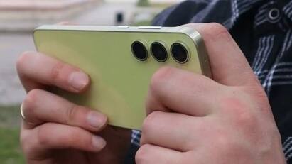 Samsung Galaxy A55 5G Image Leaked Before Official Launch Check the Design Specifications Samsung Galaxy Smartphone: লঞ্চের আগে ফাঁস স্যামসাং গ্যালাক্সি এ৫৫ ৫জি ফোনের ছবি ! কেমন দেখতে হবে এই মডেল?