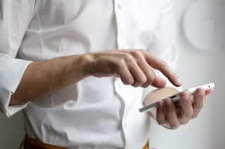 Smartphone : फोनवरून महत्त्वाचे फोटो डिलीट झालेत? काळजी करू नका; 'या' 3 पद्धतींनी काही क्षणात फोटोंचा बॅकअप मिळणार