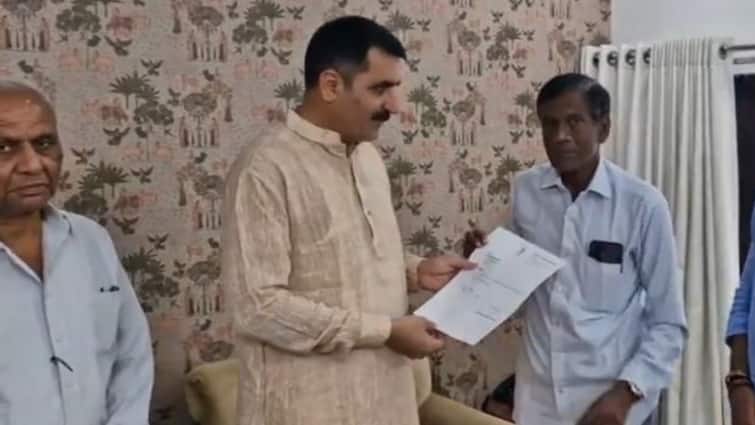 Gujarat Politics: गुजरात में कांग्रेस विधायकों के इस्तीफे की लगी झड़ी! अब इस MLA ने छोड़ी पार्टी Gujarat Congress MLA Arvind Ladani Resigned From Assembly And Also Party Before Lok Sabha Elections 2024 Gujarat Politics: गुजरात में कांग्रेस विधायकों के इस्तीफे की लगी झड़ी! अब इस MLA ने छोड़ी पार्टी