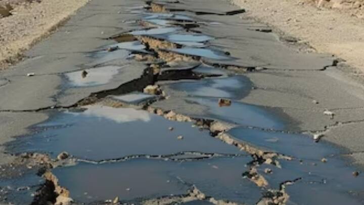 গবেষকরা জানিয়েছেন, উপকূল অঞ্চলের ভূমি একাধিক কারণে নীচে বসে যাচ্ছে। মেট্রোপলিস এলাকায় মাটির উপর চাপ বাড়ছে, দৈর্ঘ্যেও বেড়ে চলেছে লাগাতার। উপকূল অঞ্চলে লাগাতার অবনমন ঘটছে ভূমির। ছবি: ফ্রিপিক।