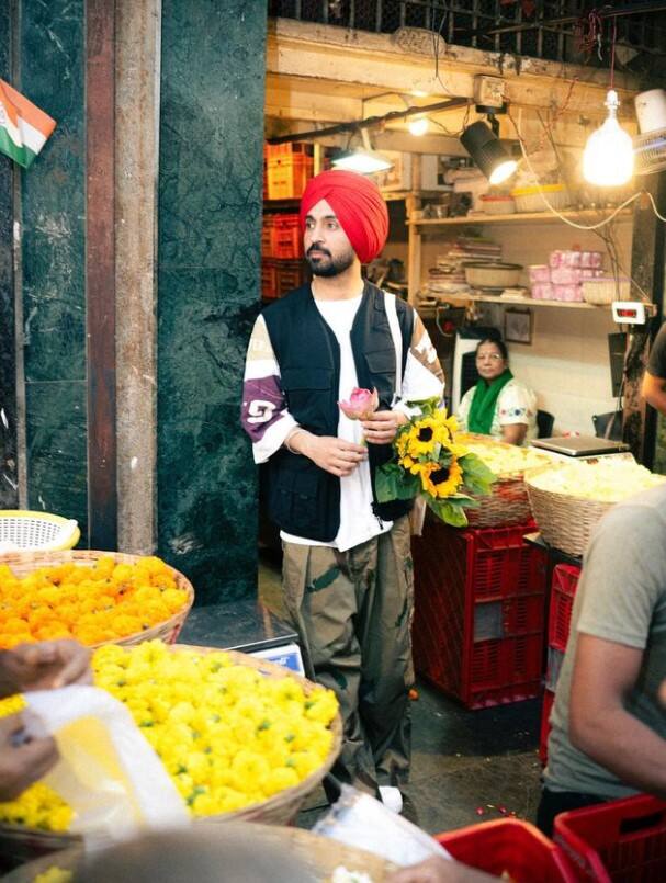 ਹਾਲਾਂਕਿ ਕਈ ਤਸਵੀਰਾਂ ਅਤੇ ਵੀਡੀਓ ਵਿੱਚ ਦਿਲਜੀਤ ਦੀ ਸਾਦਗੀ ਪ੍ਰਸ਼ੰਸਕਾਂ ਦਾ ਮਨ ਮੋਹ ਲੈਂਦੀ ਹੈ। ਇਸ ਵਿਚਾਲੇ ਕਲਾਕਾਰ ਵੱਲੋਂ ਆਪਣੀਆਂ ਖਾਸ ਤਸਵੀਰਾਂ ਸ਼ੇਅਰ ਕੀਤੀਆਂ ਗਈਆਂ ਹਨ, ਜਿਨ੍ਹਾਂ ਨੇ ਫੈਨਜ਼ ਨੂੰ ਆਪਣਾ ਦੀਵਾਨਾ ਬਣਾ ਲਿਆ ਹੈ।