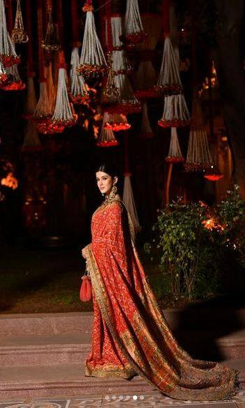 ਇਨ੍ਹਾਂ ਤਸਵੀਰਾਂ ਨੂੰ ਸ਼ੇਅਰ ਕਰਦੇ ਹੋਏ ਸ਼ਨਾਇਆ ਕਪੂਰ ਨੇ ਬਿਨਾਂ ਕਿਸੇ ਕੈਪਸ਼ਨ ਅਤੇ ਸਿਰਫ ਲਾਲ ਗੁਲਾਬ ਦੇ ਸਿੰਬਲ ਨਾਲ ਸ਼ੇਅਰ ਕੀਤਾ ਹੈ।