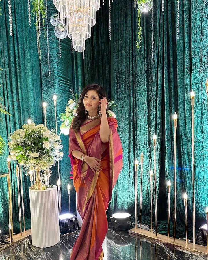 ఆరెంజ్, రెడ్ కలర్ కాంబీనేషన్లో వచ్చిన చీరలో కూడా ఈ భామ ఫోటోషూట్ చేసింది. ఈ లుక్లో కూడా మెహ్రీన్ చాలా అందంగా కనిపించింది. మినిమల్ మేకప్, రెడ్ లిప్స్టిక్తో ఫోటోలకు ఫోజులిచ్చింది. (Image Source : Instagram/MehreenPirzada)