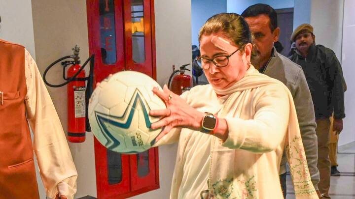 ममता बनर्जी ने हिस्ट्री में बैचलर डिग्री ली है, जबकि इस्लामिक हिस्ट्री में मास्टर डिग्री पूरी की है. उनके पास शिक्षा और कानून की डिग्री भी है.