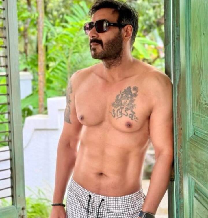 बॉलीवुड के सिंघम अजय देवगन के फिल्मों की नाम से ही अंदाजा लगया जा सकता है कि वह भोलेनाथ के कितने बड़े भक्त हैं. वहीं अभिनेता ने अपने चेस्ट पर भगवान शिव का एक बड़ा सा टैटू भी बनवाया है.