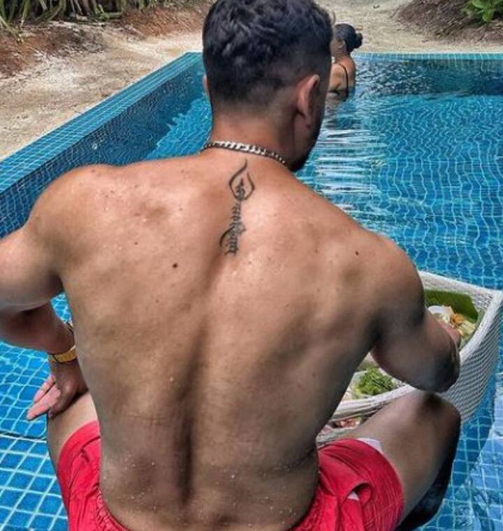 इस लिस्ट में एक्टर कुणाल खेमू का भी नाम शामिल है. उन्होंने अपने पीठ पर भगवान शंकर का त्रिशूल बनवाया है.