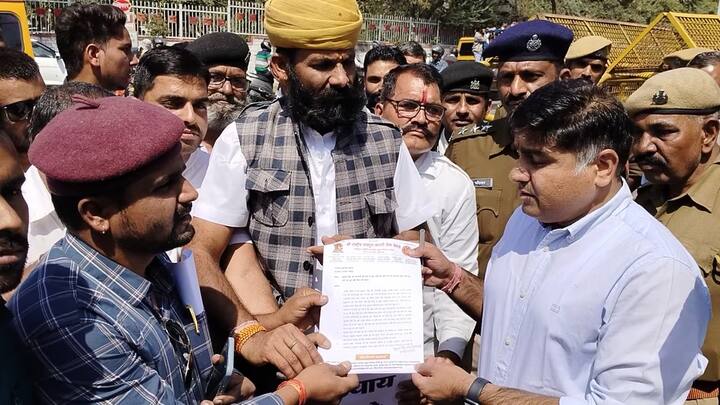 Karni sena Protest in Udaipur against Sukhdev Singh Gogamedi Murder case ann Rajasthan News: सुखदेव सिंह गोगामेड़ी हत्याकांड को लेकर करणी सेना का प्रदर्शन, बीजेपी सरकार को दी चेतावनी