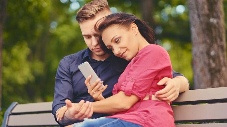 पार्टनर का फोन चेक करना सही है या गलत? जानिए रिश्ते को कैसे प्रभावित करता है ये check your partners phone Is it right or wrong Know how it affects the relationship पार्टनर का फोन चेक करना सही है या गलत? जानिए रिश्ते को कैसे प्रभावित करता है ये