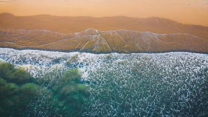 এর ফলেই ০.২ ইঞ্চি করে প্রতি বছর মাটির অবনমন ঘটছে বলে দাবি গবেষকদের। ফলে সাগর-মহাসাগরের জলস্তর বৃদ্ধি এবং মাটির অবনমন ভয়াবহ বিপর্যয় ডেকে আনবে বলে মত বিশেষজ্ঞদের। ছবি: ফ্রিপিক।