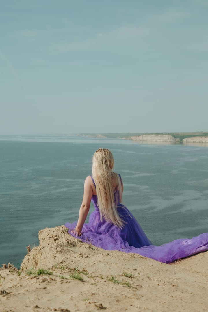 हालांकि बहुत कम ही लोग जानते हैं कि आखिर महिला दिवस पर बैंगनी रंग सबसे ज्यादा क्यों नजर आता है और ये कब महिलाओं से जुड़ गया.