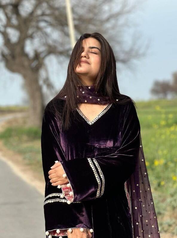 ਗਾਇਕਾ ਦੀਆਂ ਤਸਵੀਰਾਂ ਉੱਪਰ ਪ੍ਰਸ਼ੰਸਕਾਂ ਵੱਲੋਂ ਲਗਾਤਾਰ ਹਾਰਟ ਵਾਲੇ ਇਮੋਜ਼ੀ ਸ਼ੇਅਰ ਕੀਤੇ ਜਾ ਰਹੇ ਹਨ। ਇਸ ਤੋਂ ਇਹ ਸਾਫ ਹੈ ਕਿ ਕੌਰ ਬੀ ਦਾ ਇਹ ਲੁੱਕ ਪ੍ਰਸ਼ੰਸਕਾਂ ਨੂੰ ਆਪਣਾ ਦੀਵਾਨਾ ਬਣਾ ਰਿਹਾ ਹੈ।