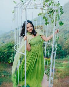 Anikha Surendran Photos : ரெக்க மட்டும் இருந்த தேவதை சார்..பச்சை உடையில் கலக்கும் நடிகை அனிகா!