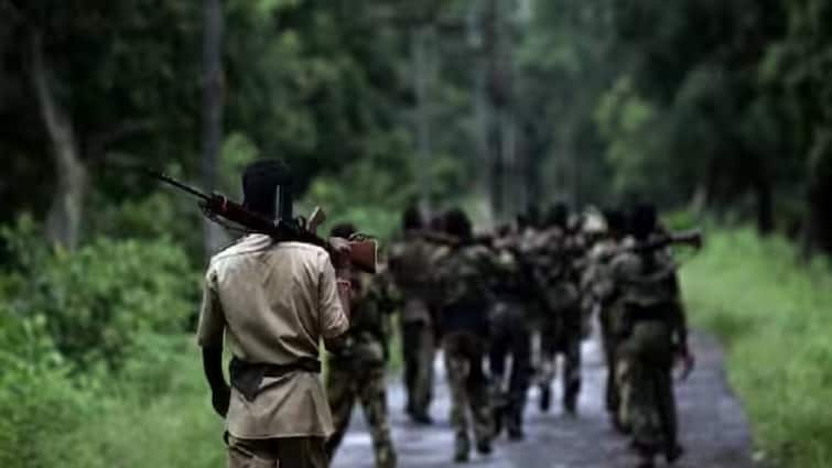 Bijapur Naxal Security forces  encounter in Chhattisgarh six killed top commander linga paparao surrounded maharashtra gadchiroli news  Bijapur Naxal News : छत्तीसगडमध्ये सुरक्षा दल-नक्षलवादी चकमक सुरू, सहा नक्षलवाद्यांचा खात्मा; टॉप कमांडर लिंगा, पापारावला जंगलात घेरलं