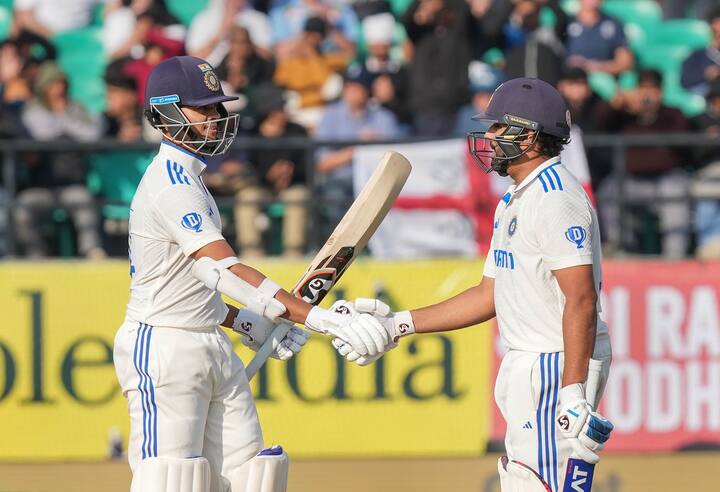 কয়েক ওভার পরে শোয়েব বশিরকে জোড়া বাউন্ডারি মেরে আরও একটি রেকর্ড গড়েন যশস্বী। চলতি টেস্ট সিরিজে সাতশো রান হয়ে গেল তাঁর। সুনীল গাওস্কর ছাড়া যে নজির ভারতীয় ক্রিকেটারদের আর কারও নেই।