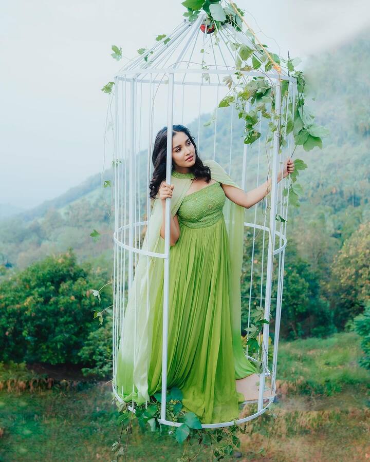 குழந்தை நட்சத்திரமாக அறிமுகமாகி தற்போது கதாநாயகியாக என்ட்ரி கொடுத்து நடித்து வருபவர் அனிகா சுரேந்திரன்