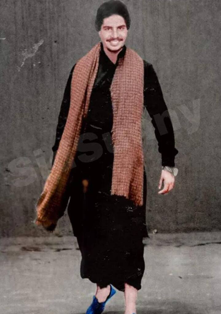 ਅਮਰ ਸਿੰਘ ਚਮਕੀਲਾ- ਅਮਰ ਸਿੰਘ ਚਮਕੀਲਾ ਦਾ ਅਸਲ ਨਾਮ ਧਨੀ ਰਾਮ ਸੀ।