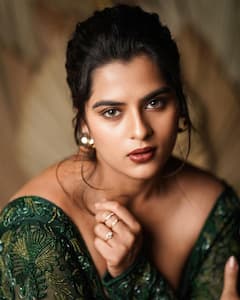 Kavya Kalyan Ram Photos: 'బలగం' హీరోయిన్‌ కావ్య క్యూట్‌ లుక్స్‌ - డార్క్‌ గ్రీన్‌ డ్రెస్‌లో డైమండ్‌లా మెరిసిపోతున్న బ్యూటీ