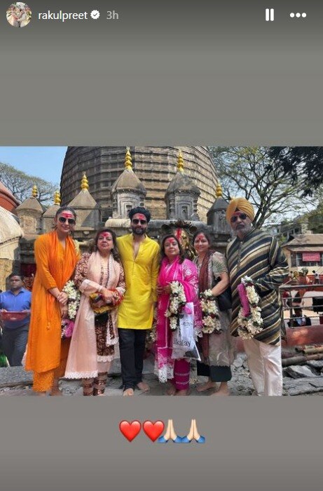 Pics: कामाख्या मंदिर पहुंचे रकुल प्रीत सिंह और जैकी भगनानी, फैमिली संग टेका माथा