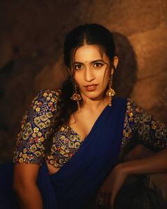 Niharika Konidela : అదిరేటి చీర కట్టి క్యూట్​గా నవ్వేస్తున్న నిహారిక