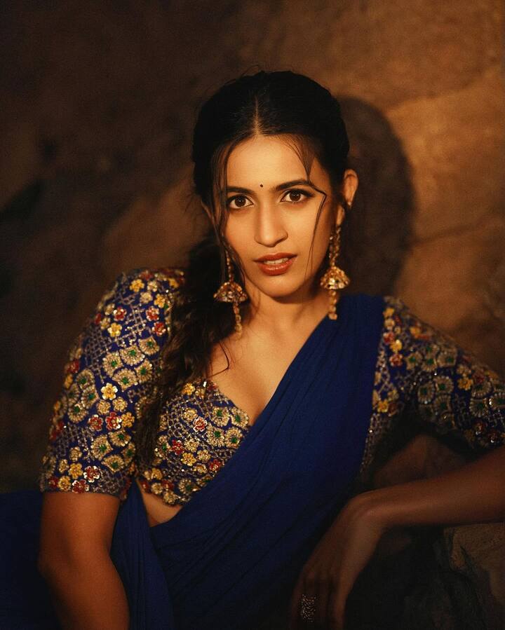 బ్లూ చీర కట్టుకుని.. నిహారిక ఫోటోలకు ఫోజులిచ్చింది. చీరకు తగ్గట్లు డిజైనర్ బ్లౌజ్ ధరించింది. ఈ ఫోట్లో నిహారిక చాలా అందంగా కనిపిస్తుంది.(Images Source : Instagram/niharikakonidela)
