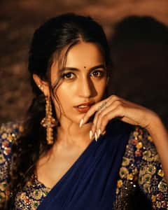 Niharika Konidela : అదిరేటి చీర కట్టి క్యూట్​గా నవ్వేస్తున్న నిహారిక