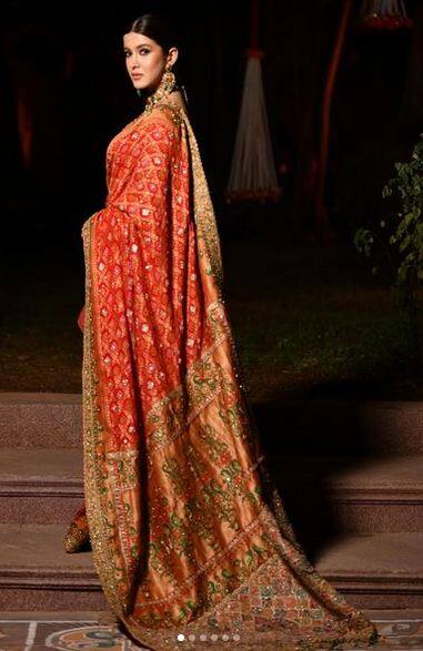 ਇਨ੍ਹਾਂ ਤਾਜ਼ਾ ਤਸਵੀਰਾਂ 'ਚ ਸ਼ਨਾਇਆ ਕਪੂਰ ਦੇ ਦੇਸੀ ਅਵਤਾਰ ਨੂੰ ਦੇਖ ਕੇ ਪ੍ਰਸ਼ੰਸਕਾਂ ਨੇ ਉਸ 'ਤੇ ਤਾਰੀਫਾਂ ਦੀ ਵਰਖਾ ਕੀਤੀ ਹੈ, ਤਾਂ ਆਓ ਤੁਹਾਨੂੰ ਦਿਖਾਉਂਦੇ ਹਾਂ ਇਹ ਤਸਵੀਰਾਂ।