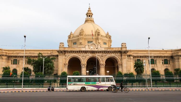 Lucknow Name: चुनाव से पहले फिर लखनऊ का नाम बदलने की चर्चा तेज, योगी सरकार ने मांगी रिपोर्ट Lucknow name Change in to lakshmanpur or lakhanpur Before Lok sabha Election Lucknow Name: चुनाव से पहले फिर लखनऊ का नाम बदलने की चर्चा तेज, योगी सरकार ने मांगी रिपोर्ट