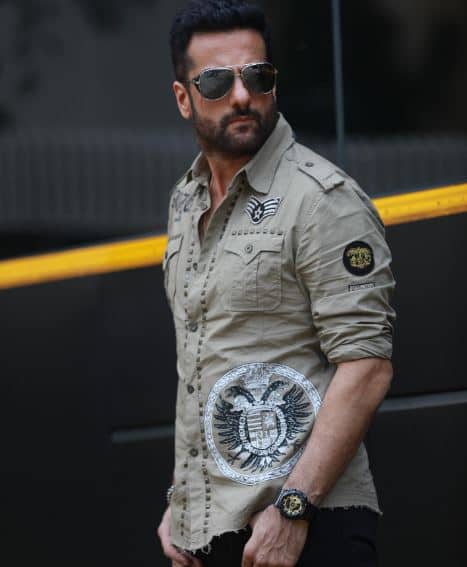 8 मार्च 1974 को मुंबई में जन्में फरदीन खान के पिता बॉलीवुड एक्टर, डायरेक्टर और प्रोड्यूसर फिरोज खान थे. फरदीन खान के अंकल संजय खान और कजिन सुजैन खाान, जायद खान हैं. फरदीन खान ने मुंबई में किशोर नमित कपूर एक्टिंग इंस्ट्यूिट से ट्रेनिंग ली है.