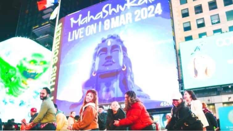 Isha Mahashivaratri video broadcasted on New York Times Square screen Isha Mahashivaratri: நியூயார்க் டைம்ஸ் சதுக்கத்தில் ஒளிபரப்பான ஈஷா மஹா சிவராத்திரி வீடியோ!