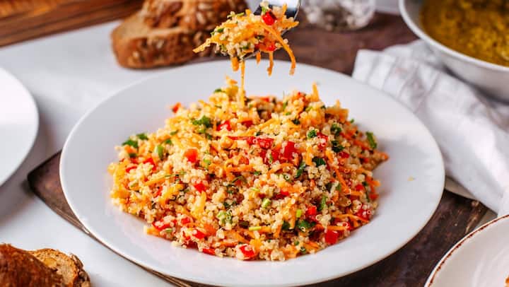 साबुदाना: साबुदाना, व्रत के दौरान एक बेहतरीन आहार है. साबुदाना खिचड़ी या खीर खाने से आपको लंबे समय तक भूख नहीं लगती और यह आपको ऊर्जा से भी भर देता है. इसमें कार्बोहाइड्रेट्स की अच्छी मात्रा होती है, जो आपको दिन भर सक्रिय और तरोताजा रखती है.