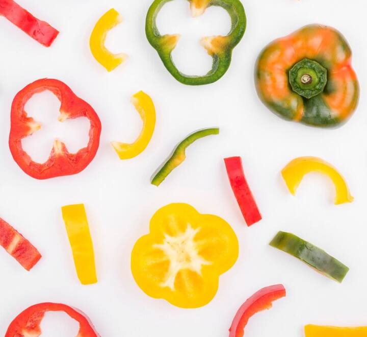 इसके रंगों को लेकर यह ग़लतफ़हमी यह है कि सभी रंग के मिर्च एक ही पौधे से होते हैं, बस पकने की अलग-अलग अवस्था होती है. हालांकि, यह सच नहीं है. हर रंग का अपना अनूठा बीज होता है और वे सभी अलग-अलग पौधों से आते हैं. आइये जानते अलग-अलग शिमला मिर्च और उनके पोषण के बारे में.