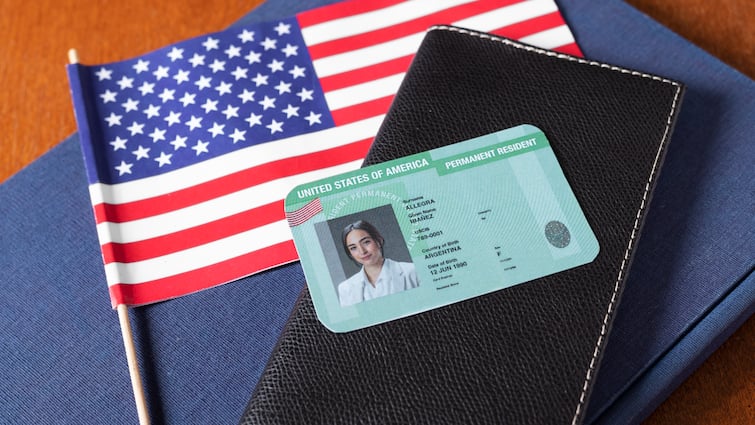 America's green card was once available at throwaway prices the picture has changed so much in just 100 years कभी रेवड़ियों के भाव मिलता था अमेरिका का ग्रीन कार्ड, महज 100 साल में इस कदर बदल गई तस्वीर