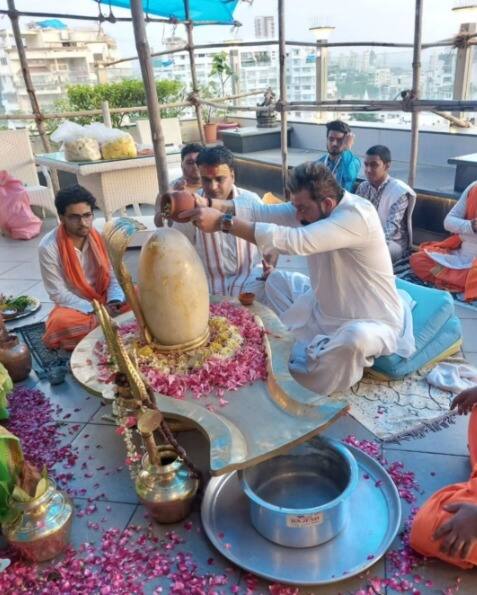 बॉलीवुड के बाबा संजय दत्त भी भौलेनाथ में काफी भरोसा रखते हैं. वहीं संजू बाबा ने भी अपनी बाजू पर भोलेनाथ का टैटू बनवा रखा है. उन्हें भगवान शिव की पूजा करते हुए भी देखा जा चुका है.