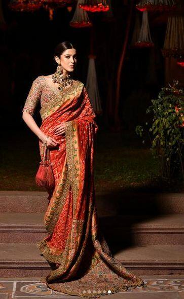 ਸ਼ਨਾਇਆ ਕਪੂਰ ਦੀਆਂ ਇਨ੍ਹਾਂ ਤਸਵੀਰਾਂ 'ਤੇ ਉਨ੍ਹਾਂ ਦੇ ਲੱਖਾਂ ਪ੍ਰਸ਼ੰਸਕ ਰੀਗਲ ਅਤੇ ਰਾਇਲ, ਸ਼ਾਨਦਾਰ, ਅਦਭੁਤ, ਸੁੰਦਰ, ਰਾਣੀ, ਵਾਹ, ਸੁੰਦਰ ਅਤੇ ਪ੍ਰੈਟੀ ਗਰਲ ਵਰਗੇ ਕਮੈਂਟ ਕਰਦੇ ਨਜ਼ਰ ਆ ਰਹੇ ਹਨ।