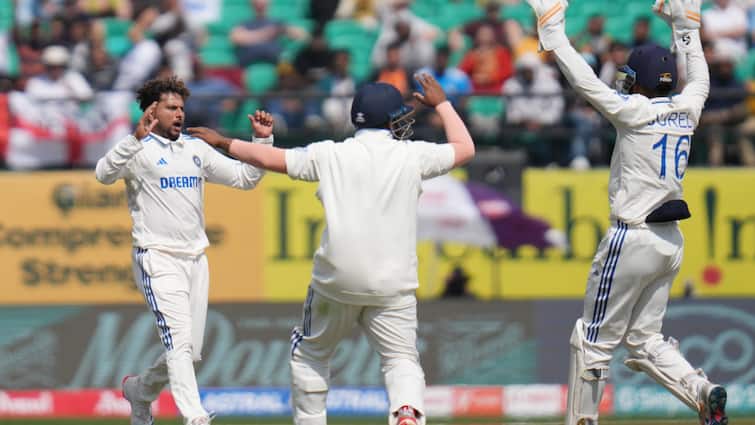 india england dharamsala 5th test ind vs eng innings report here know Ravichandran Ashwin Kuldeep Yadav  latest sports news फिरकीच्या जाळ्यात साहेब अडकले, कुलदीपचा पंजा तर अश्विनचा चौकार, इंग्लंड 218 धावांत ढेर! 